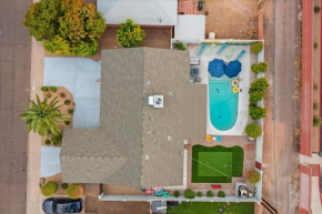 Old Town - Sleeps 10 - Pool, Putting Green, Fire Pit, & More